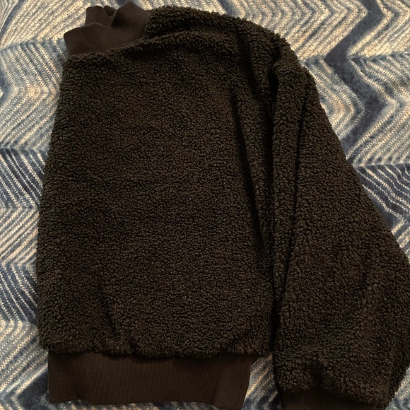 EUC Fabletics Malia Oversized Cropped Sherpa Pullover // Black / XL - Picture 3 of 3